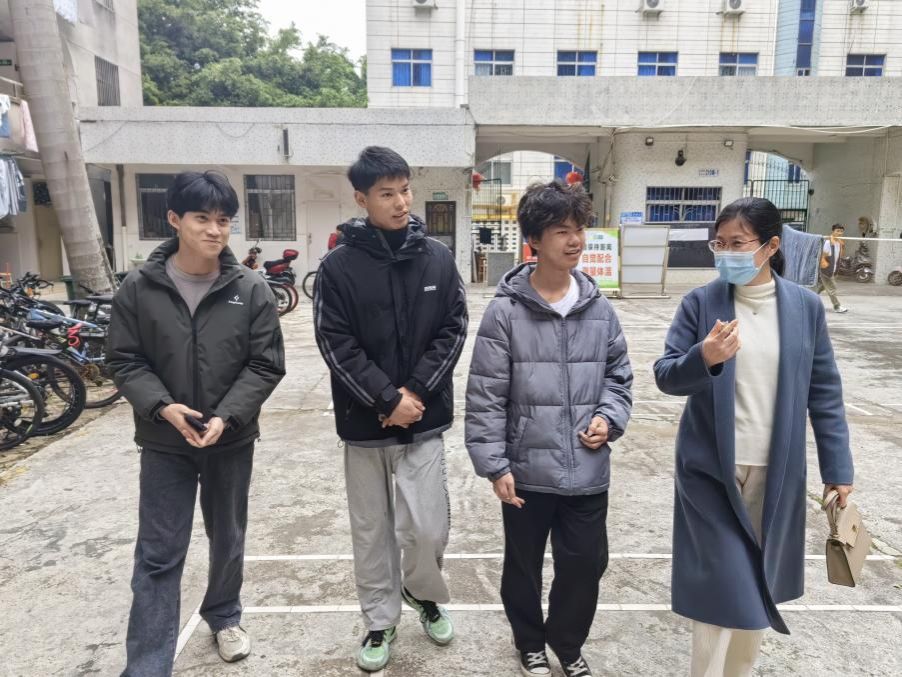 陈碧琼与班长们交谈