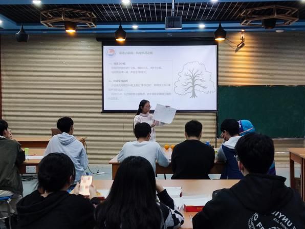 小组长展示画作