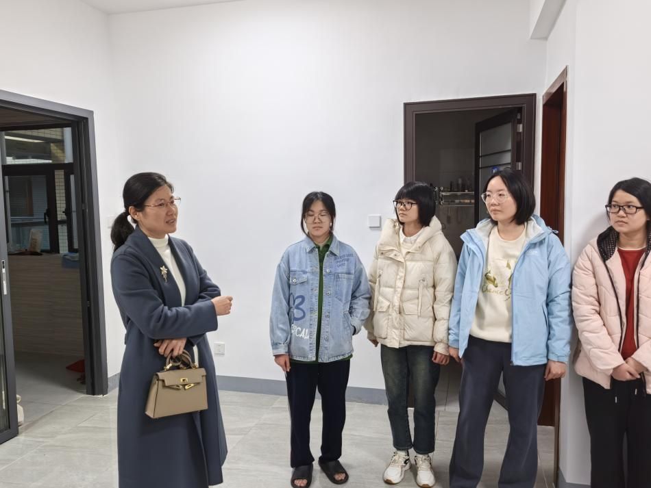 陈碧琼与学生交谈